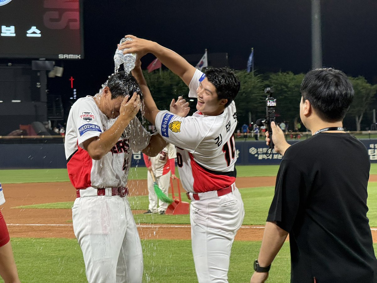 Kiatigers's tweet photo. 의리 첫 세이브 축하하는
해영과 투수들🐯 https://t.co/FnV7huRzwx