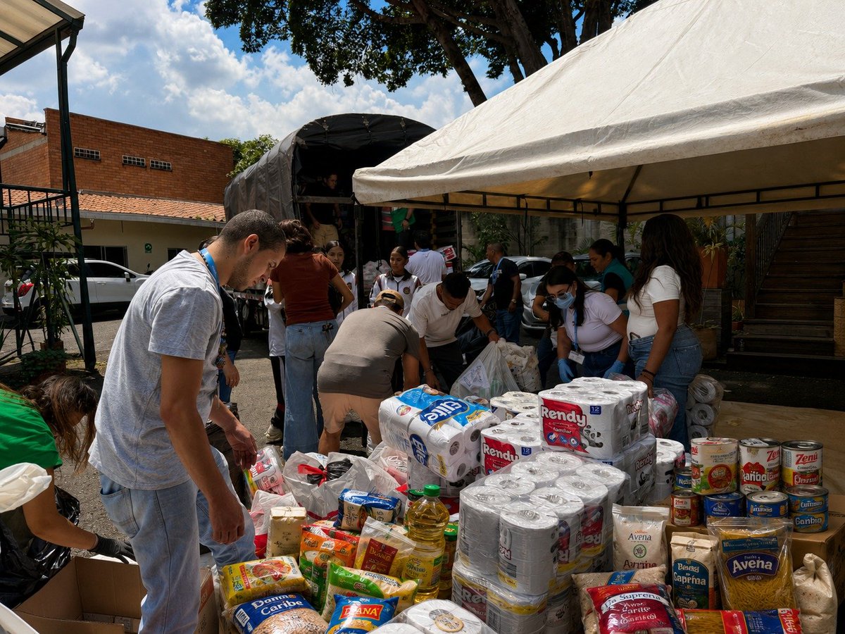 Teleantioquia's tweet photo. Medellín habilitó varios puntos de acopio para recibir donaciones destinadas a las familias afectadas por el terremoto en Colombia.

Los ciudadanos pueden llevar alimentos y elementos de primera necesidad a la Fundación Banco Arquidiocesano de Alimentos, Fundación Saciar, los Parques Biblioteca Belén, San Javier, Gabriel García Márquez y León de Greiff, Biblioteca Pública El Poblado, Terminal del Norte (local 9840), Eafit y el hall de la Alcaldía de Medellín.