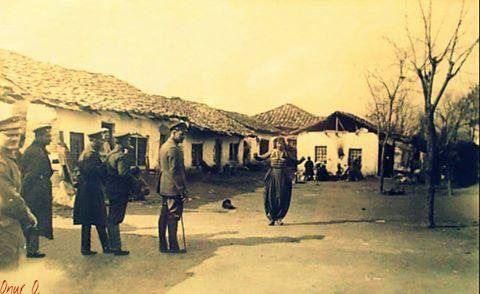 umuttgunerr's tweet photo. İşgal altındaki Anadolu köylerinde, Yunan askerlerinin silah zoruyla Türk kızlarını dansöz olarak oynattığı çarpıcı bir kare...

İffet, onur ve namus olarak bir millet bu kadar aşağılanmamıştı! https://t.co/Db3oxSdaLU