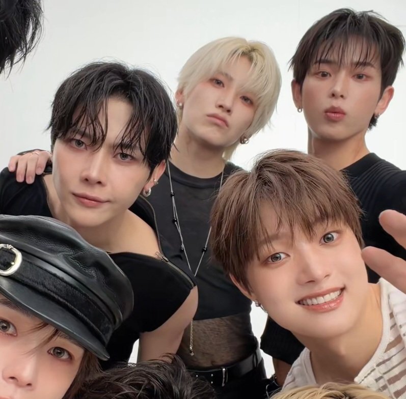 nikyumrua's tweet photo. yumas waist... and marulas in one frame... https://t.co/1rx6dCn6t7