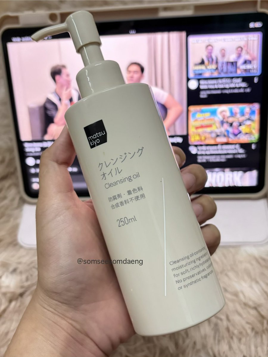 Somseesomdaeng's tweet photo. ขอแนะนำ Matsukiyo Cleansing oil ✨ นะคะ  ทำความสะอาดเครื่องสำอางได้ดีเลยค่ะ อ่อนโยนต่อผิว ใช้แล้วหน้าไม่เอี๊ยด มีกลิ่นหอมจากเอสเซนส์ธรรมชาติ ไม่ได้แต่งกลิ่นน้า 250mlร้อยกว่าบาทเองคับบ ꒰🧸꒱ https://t.co/0DNHi5wynN https://t.co/x067fGKJQ2