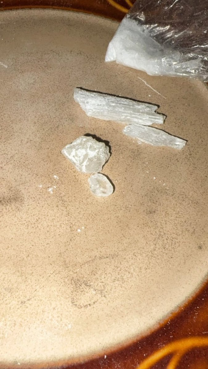 xb4il3e's tweet photo. What exactly is the difference between these 2 packs??
#drugtwt #meth https://t.co/yvO08qvpsZ