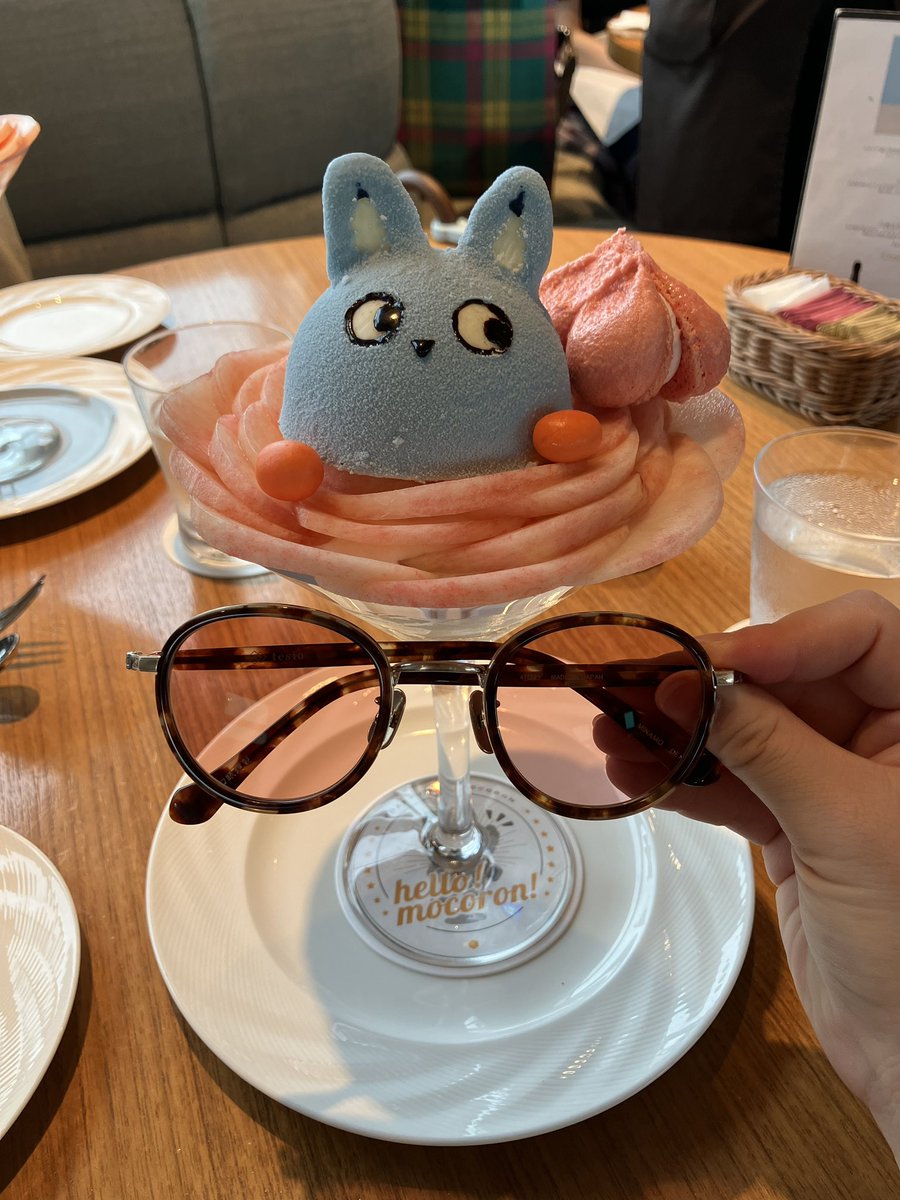 yaaaa22's tweet photo. もころんパフェ〜〜可愛かった🩵大きさ比較のサングラス... https://t.co/yXIe884Zv9