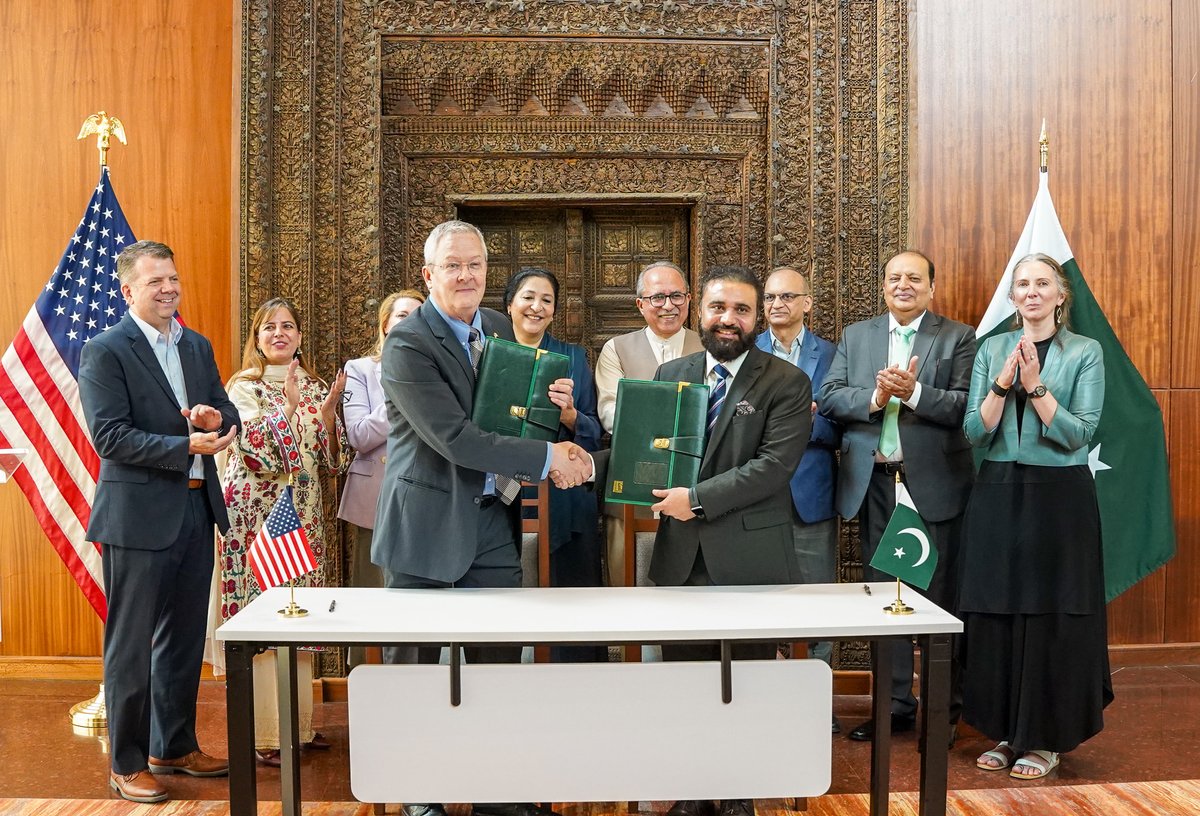USEFP's tweet photo. 🇺🇸🇵🇰 USEFP and HEC signed a five-year agreement to enhance educational exchange programs, including the Fulbright scholarship.
This partnership strengthens U.S.-Pakistan ties in higher education, empowering future leaders, scholars, and professionals.
#USEFP #Fulbright #USPAK https://t.co/xll9J66X8F