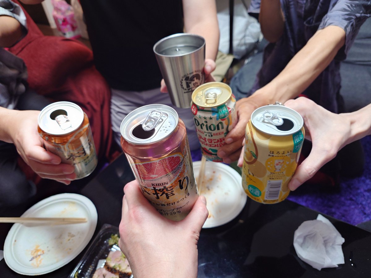 shibaraku_wait's tweet photo. 台風接近中に暑気払い会！
🍻レッツパーリィ🍕 https://t.co/UwYunal6jp