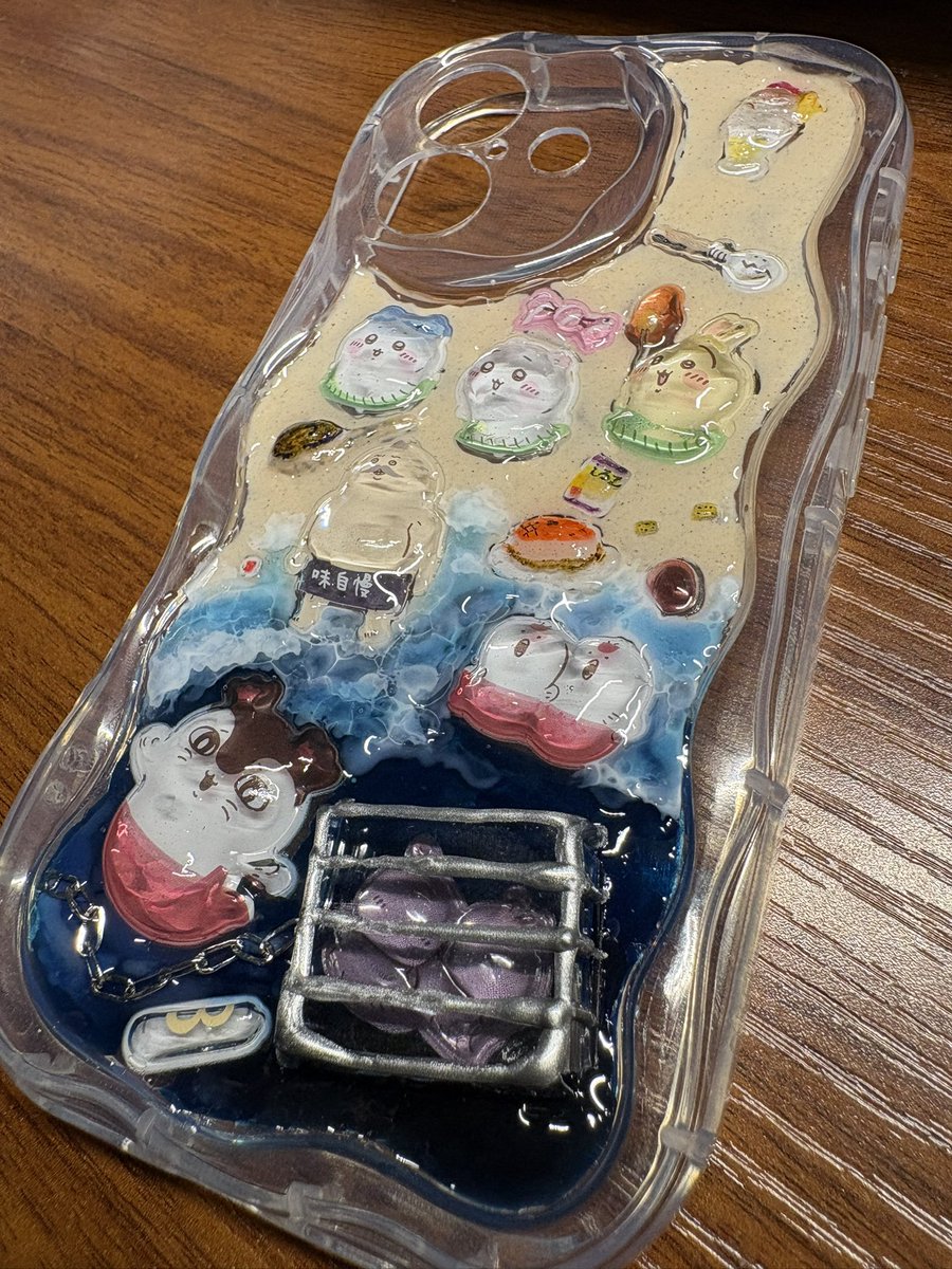 mkbr_bgn's tweet photo. ちいかわの映画特典シール使ってiPhoneケース作った！
島パフェ、カレー、しるこサンド、煮付けはシールぽく見えるようにネイル用のジェルを使って作りました
ヒトハとフタバは檻に入っていてシャカシャカできるようになってます
めちゃ可愛いのでは？！！！ https://t.co/eS9tR6MSmZ