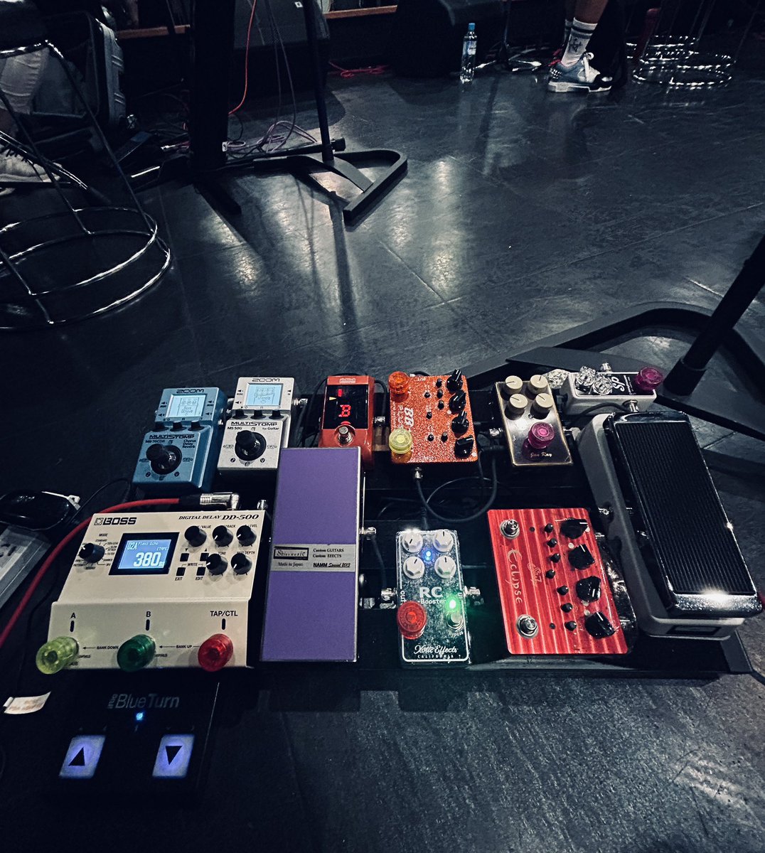 fukuchan625's tweet photo. ここ最近はビルボードライブ東京での
ライブの���ハーサルをしたり🎤

久々にこのエフェクトボードも持ち出して。
（普段は別のボードがメインで）

動画は2年前のBillboard Live TOKYO
でのアドリブのギターソロ🎸

#エフェクターボード
#ギタリスト
#ストラト https://t.co/oOLzHE6ipY