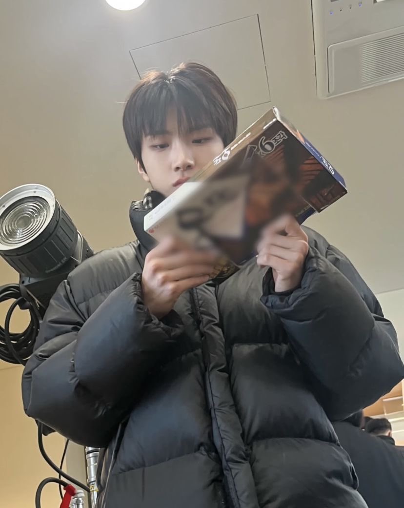 ddiaryunak's tweet photo. btw this woonhak is the one who had to search youtube videos on how to show his anger because he doesn’t know how to get mad 😭🤏🏻 https://t.co/yAnYZmxmoI