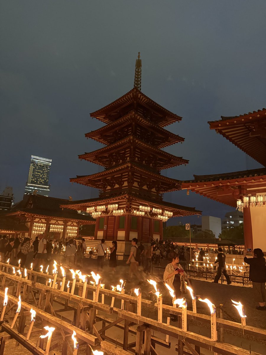 nagano_lab's tweet photo. 「聖徳太子一代記」で河内音頭が進む頃、四天王寺では万灯供養法要が行われ、般若心経が唱えられていました。
盆踊りと供養。ほぼ同じ空間、同じ時間に重なる光景でした。
#四天王寺 #河内音頭 #聖徳太子 #盆踊り #万灯供養 https://t.co/lBkG2Heoce