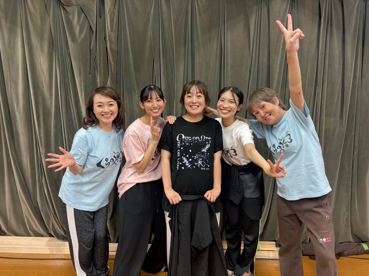 Karin_T_0722's tweet photo. 「#サレドシル」稽古も佳境に🌸
お芝居って面白いし楽しいなって改めて感じた日でした。みんなで色々試しながら作っていく時間がたまらなく好きです。
今日の稽古着はみんなで蔵重ねえさんのTシャツ！可愛い！🍻(たみさんも持ってるけど今日は呼吸Tシャツだった🪄)
明日も頑張るぞ！！！
#Oneミュ https://t.co/PfvPr6ruuH