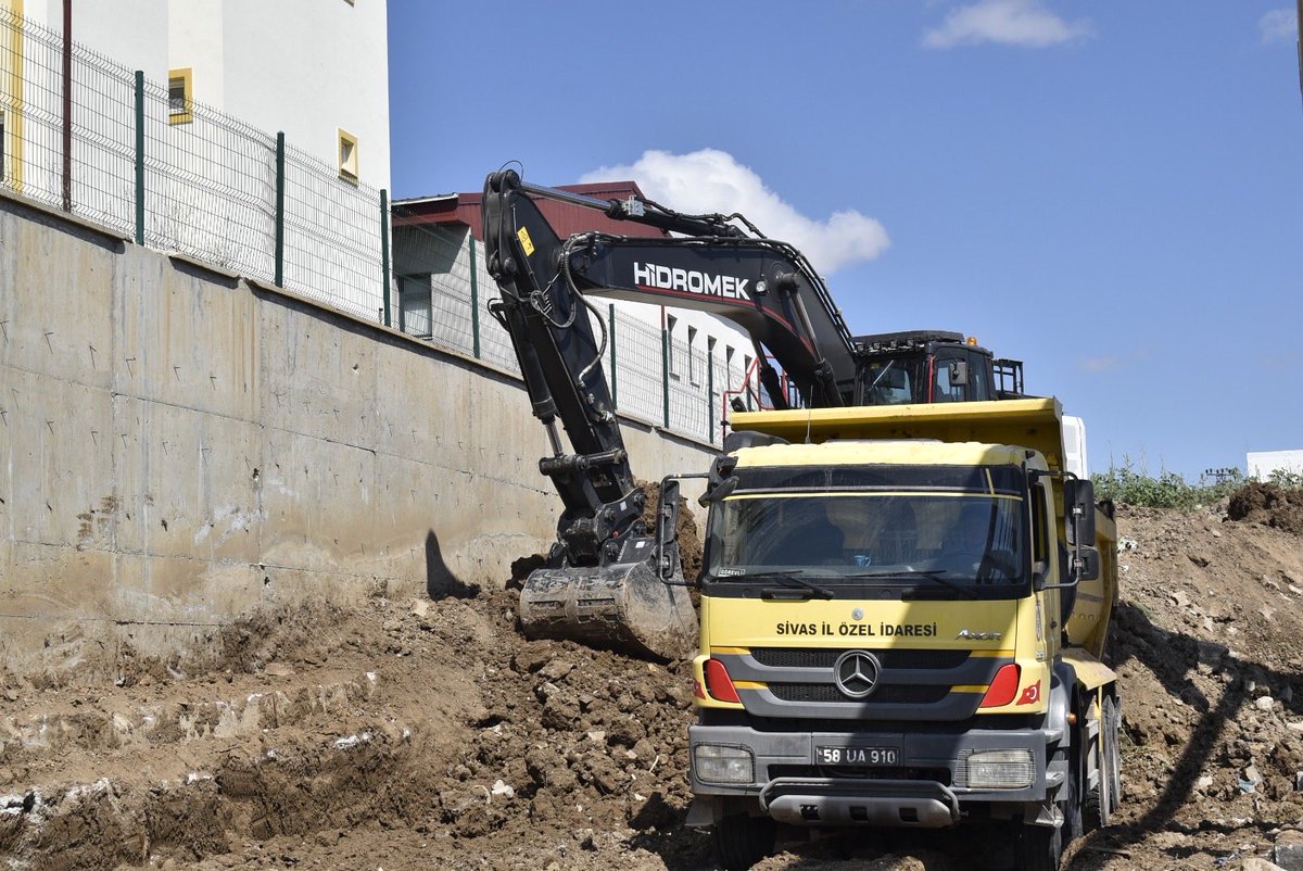SivasOSB's tweet photo. Güçlü İş Birlikleri ile Geleceği İnşa Ediyoruz! 🏗️💼

Sivas Organize Sanayi Bölgemizin altyapısını modernleştirmek ve yatırımcılarımıza daha temiz, düzenli bir üretim alanı sunmak adına çalışmalarımız tüm hızıyla sürüyor.
#sivasosb https://t.co/lfN8mBerG6