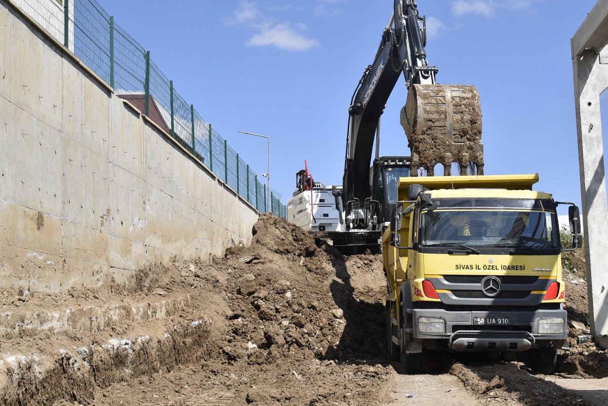 SivasOSB's tweet photo. Güçlü İş Birlikleri ile Geleceği İnşa Ediyoruz! 🏗️💼

Sivas Organize Sanayi Bölgemizin altyapısını modernleştirmek ve yatırımcılarımıza daha temiz, düzenli bir üretim alanı sunmak adına çalışmalarımız tüm hızıyla sürüyor.
#sivasosb https://t.co/lfN8mBerG6