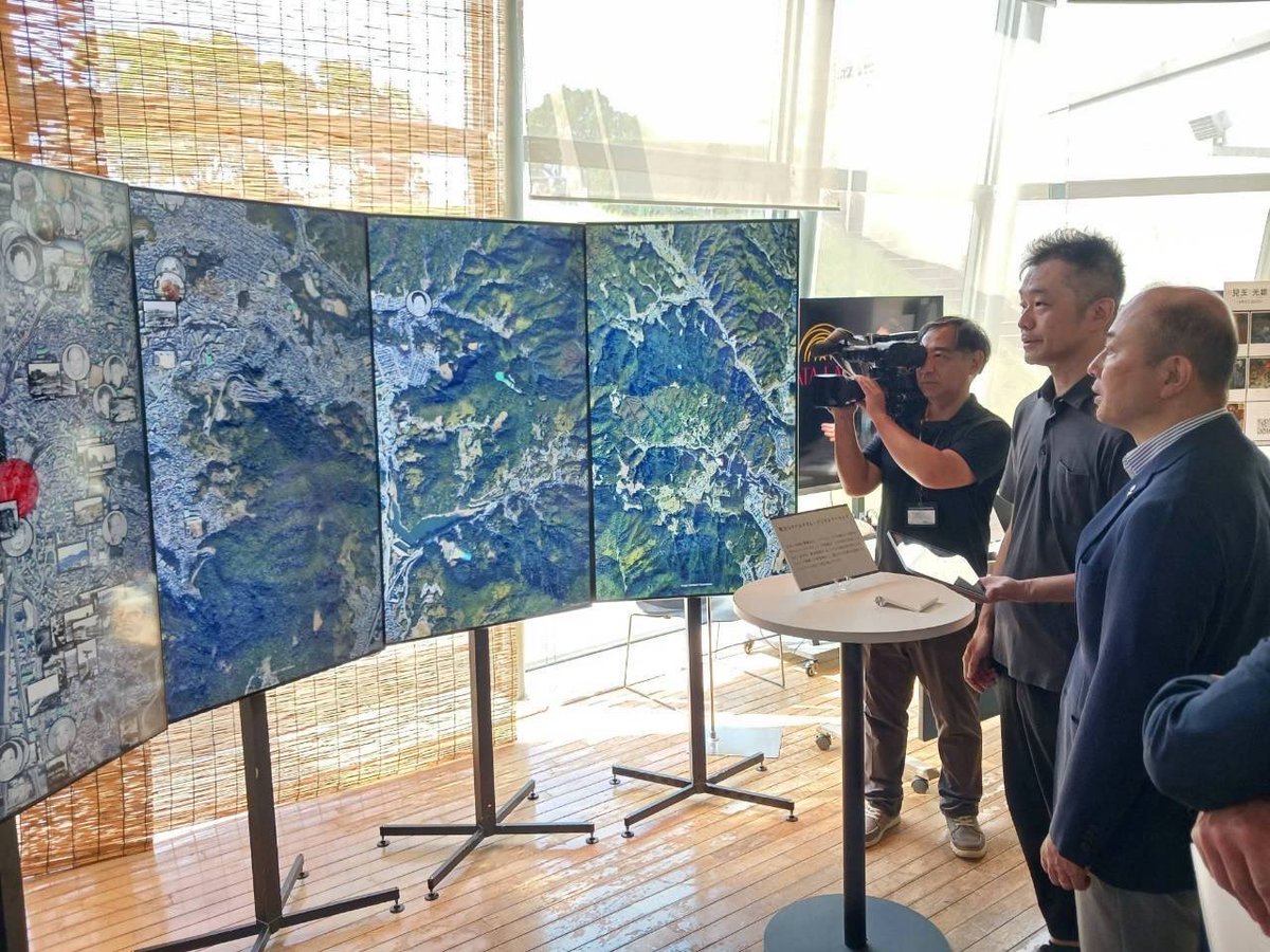 suzuki46genki's tweet photo. 8月11日から17日まで、原爆資料館で「ミライの平和活動展 in 長崎 ～テクノロジーでつながる世界～」が開催。（入場無料）

自分のアバターで被爆当時の長崎のまちを体験したり、VRで原爆による被害の実相に触れたり、被爆前後の白黒写真をカラー化・動画化して当時の暮らしをよみがえらせたり——。

最新のテクノロジーによって、81年前の長崎で起きたことをより身近に「知り」「感じ」「考える」ことができます。

被爆の実相と平和への思いを、次の世代へ。夏休み中の子どもたちや若い世代の皆さんにも、ぜひ体験していただきたい展示です。

詳しくはこちら
https://t.co/V335VjJhov

#長崎市 #ミライの平和活動展 #長崎を最後の被爆地に