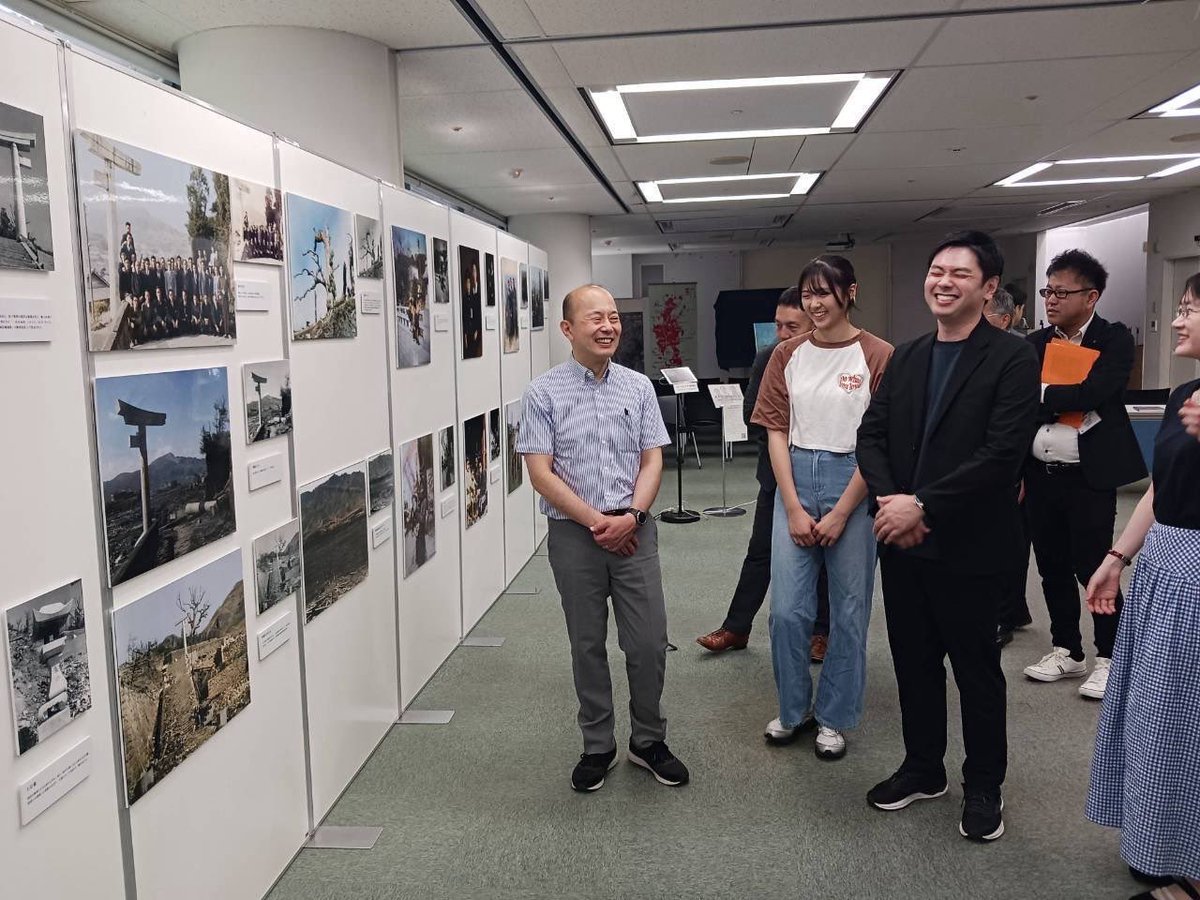 suzuki46genki's tweet photo. 8月11日から17日まで、原爆資料館で「ミライの平和活動展 in 長崎 ～テクノロジーでつながる世界～」が開催。（入場無料）

自分のアバターで被爆当時の長崎のまちを体験したり、VRで原爆による被害の実相に触れたり、被爆前後の白黒写真をカラー化・動画化して当時の暮らしをよみがえらせたり——。

最新のテクノロジーによって、81年前の長崎で起きたことをより身近に「知り」「感じ」「考える」ことができます。

被爆の実相と平和への思いを、次の世代へ。夏休み中の子どもたちや若い世代の皆さんにも、ぜひ体験していただきたい展示です。

詳しくはこちら
https://t.co/V335VjJhov

#長崎市 #ミライの平和活動展 #長崎を最後の被爆地に