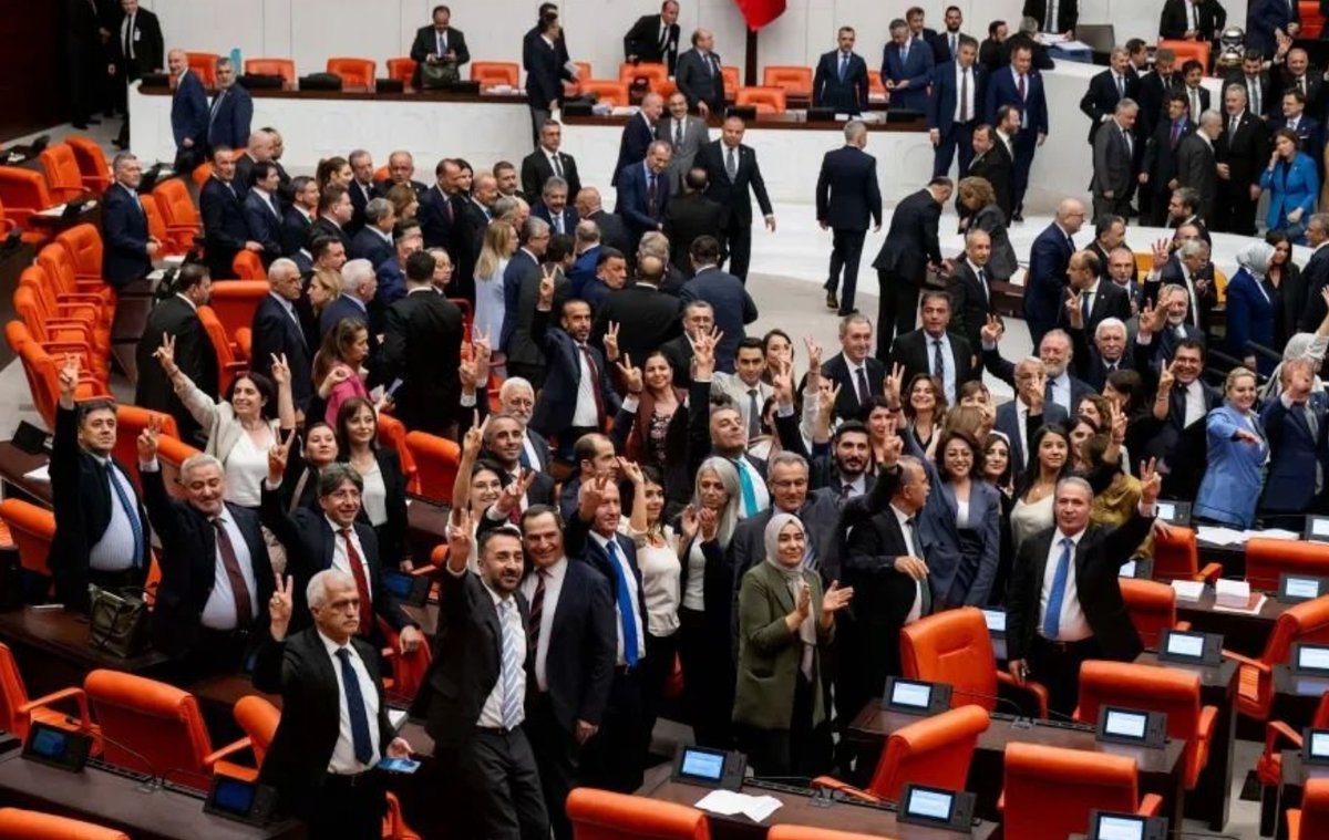 TolgaaBat's tweet photo. @gulsum_khrmn @eczozgurozel Umutlarımızı çalmadan önceydi o Gülsüm hanım. Ama dün gece TBMM'de verilmiş şu poz EVET oyu veren herkes için ideal bir pozdur✌️hoşunuza gidecektir. https://t.co/TOvrYZpyVJ