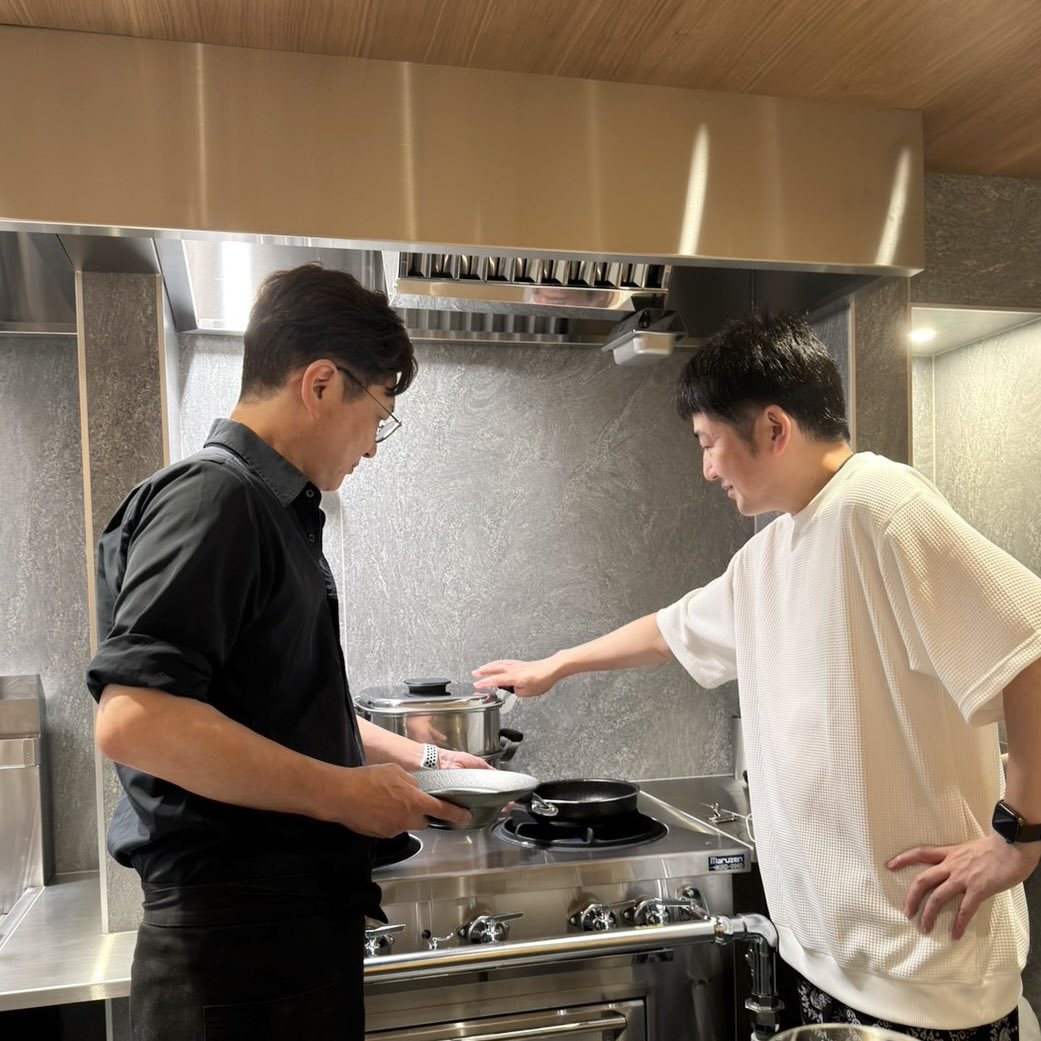 yamaguchi_nyami's tweet photo. 新店舗厨房で杉本氏（元らぁ麺すぎ本店主）とのコンディションチェック風の図笑 https://t.co/DHhTTHoBsQ