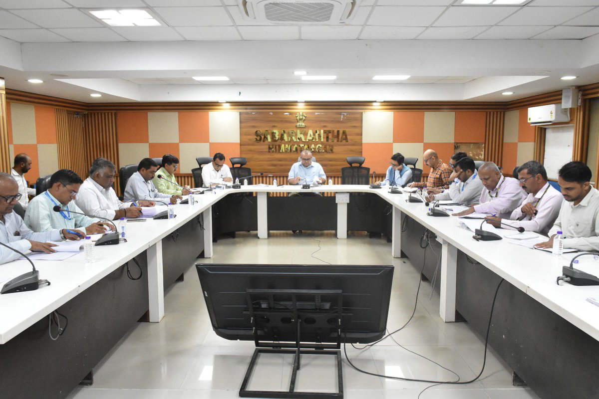 CollectorSK's tweet photo. સાબરકાંઠા જિલ્લા કલેક્ટર કચેરી ખાતે DLCC અને RSETI એડવાઇઝરી કમિટીની બેઠક યોજાઈ.
બેઠકમાં જિલ્લામાં વિવિધ બેંકો દ્વારા ધિરાણ યોજનાઓની પ્રગતિ, PM મુદ્રા, PM સ્વાનીધિ અને PM વિશ્વકર્મા યોજના સહિતના લક્ષ્યાંકોની સમીક્ષા કરી જરૂરી માર્ગદર્શન પૂરું પાડવામાં આવ્યું.
#Sabarkantha #DLCC https://t.co/Ux2UPKWznW