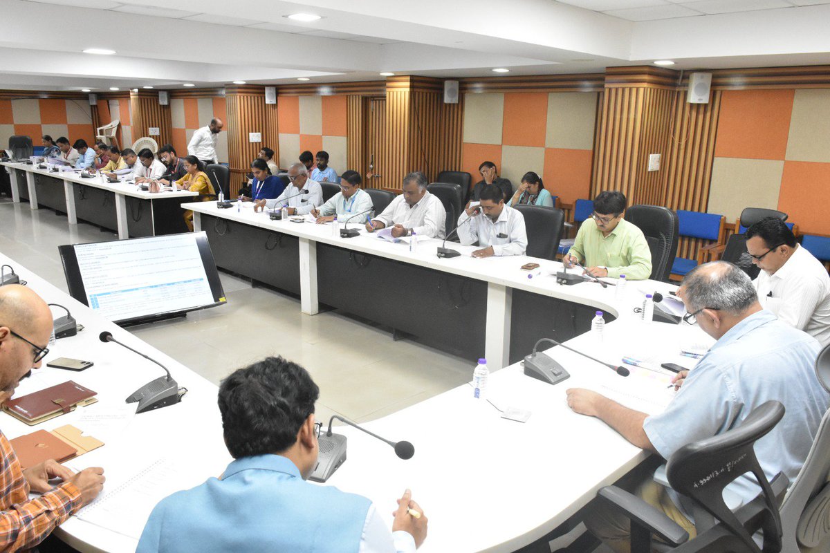 CollectorSK's tweet photo. સાબરકાંઠા જિલ્લા કલેક્ટર કચેરી ખાતે DLCC અને RSETI એડવાઇઝરી કમિટીની બેઠક યોજાઈ.
બેઠકમાં જિલ્લામાં વિવિધ બેંકો દ્વારા ધિરાણ યોજનાઓની પ્રગતિ, PM મુદ્રા, PM સ્વાનીધિ અને PM વિશ્વકર્મા યોજના સહિતના લક્ષ્યાંકોની સમીક્ષા કરી જરૂરી માર્ગદર્શન પૂરું પાડવામાં આવ્યું.
#Sabarkantha #DLCC https://t.co/Ux2UPKWznW