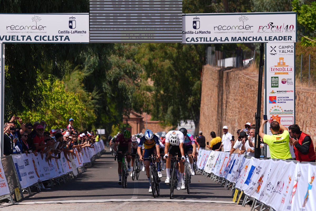 RECAMDER's tweet photo. 👏Espectacular final en la etapa de hoy de la II Vuelta Ciclista Castilla-La Mancha #LEADER, con otra victoria de Víctor Benareau en el Parque Minero de #Almadén. 
✅Toda una exhibición de la fuerza del medio rural y el trabajo que realizan los GDR.
ℹ️https://t.co/pTJbejruf5 https://t.co/MtVPY07naM