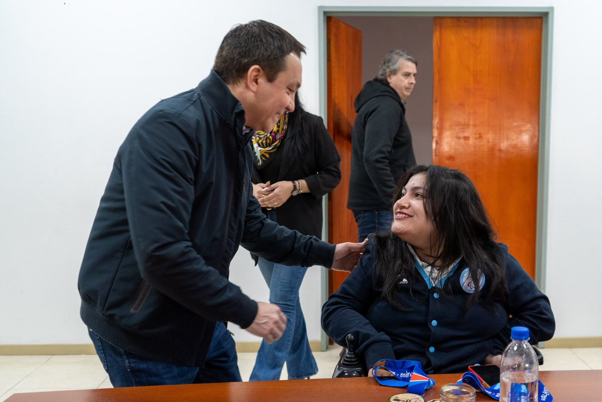 Andreswatsonok's tweet photo. ORGULLO VARELENSE QUE LLEGA AL MUNDO 💚🇦🇷 

Compartí un encuentro con Ailén Flores, jugadora de boccia de Santa Rosa, antes de su viaje a Corea del Sur para disputar una nueva competencia internacional. https://t.co/QXys2gV8jM