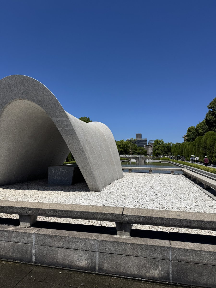 saladrum's tweet photo. 何年振りか覚えてないけど、広島平和都市記念碑と原爆ドーム。 https://t.co/NkBlmPBI4Z