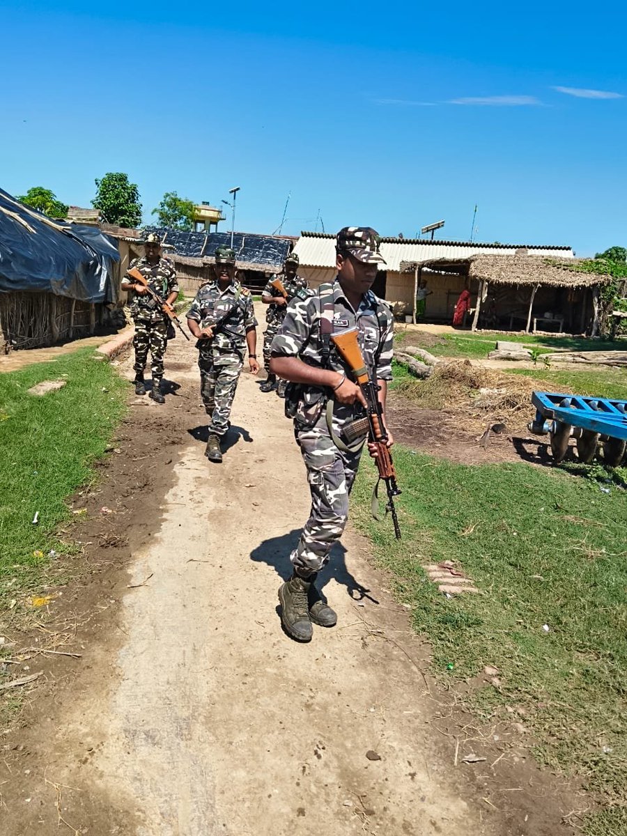 9BnSSB_INDIA's tweet photo. SSB 09वीं वाहिनी के जवानों द्वारा सीमा सुरक्षा एवं सतर्कता को सुदृढ़ बनाए रखने हेतु सीमावर्ती ग्रामीण क्षेत्रों में नियमित गश्त कर सुरक्षा व्यवस्था का जायजा लिया गया।
#SSB_INDIA #SSBFTRLUCKNOW #SSBSHQGKP #SeemaSuraksha #BorderSecurity #AreaPatrolling #BorderPatrolling https://t.co/rtV2PLYAtI