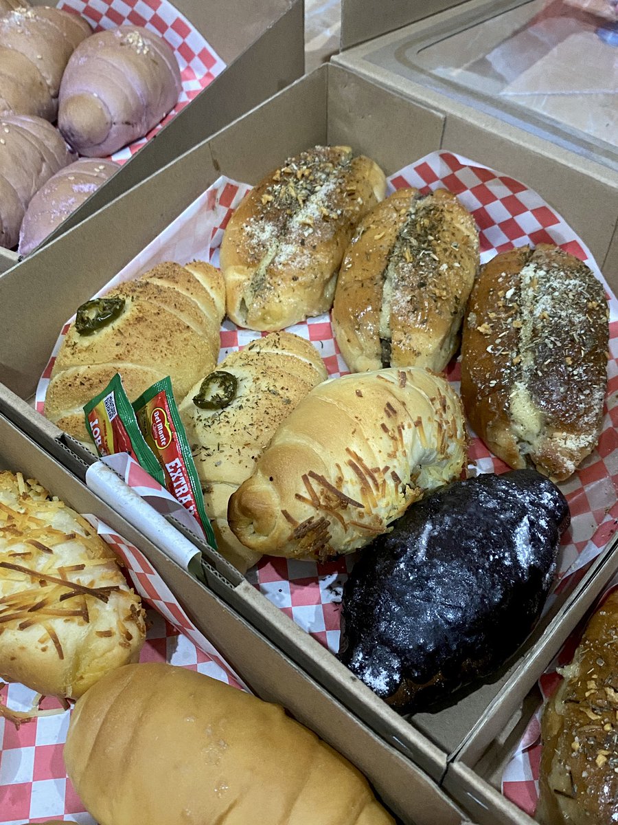 reviewbylia's tweet photo. Kemarenan aku beli dan ketagihan, terus hari ini beli lg &amp; sekalian nyari barengan ternyata banyak yg minat.. jadilah hari ini aku bawa 47PCS SALT BREAD 

Ka vira makasi banget rekomendasinya sumpah ini udh murah suprisingly ENAK BGT BGTTTT GUYS PLS COBAIN 😭💗✨ https://t.co/YktBmpBzAM