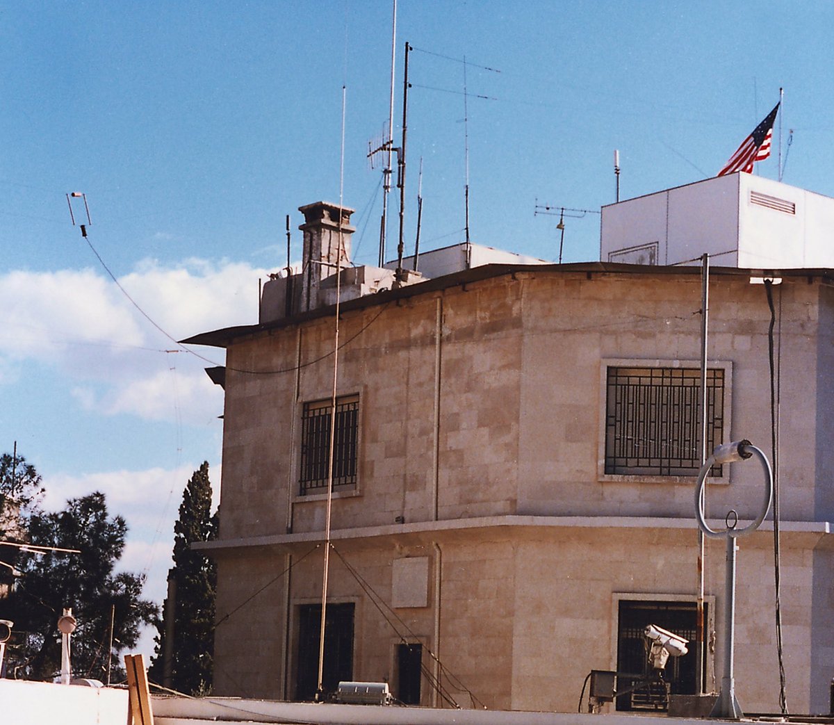 LeCueilleur's tweet photo. 1990. The former U.S. Embassy in Damascus, Syria. On the roof: transmitting and receiving antennas and a so-called ‚Roof Maintenance Shed‘ (RMS). Or, more simply, a #SIGINT shed 1/5 https://t.co/iqfErxrUJ9