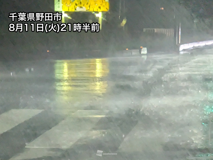 wni_jp's tweet photo. 【台風情報】
台風15号(チャンホン)は11日(火)20時頃、茨城県南部に上陸したあと関東平野を通過中です。
局地的に30m/s近い暴風が吹き荒れ、激しい雨も降っていますので、警戒が必要です。
https://t.co/clCqfzRfsQ https://t.co/YPzjHKx3hS