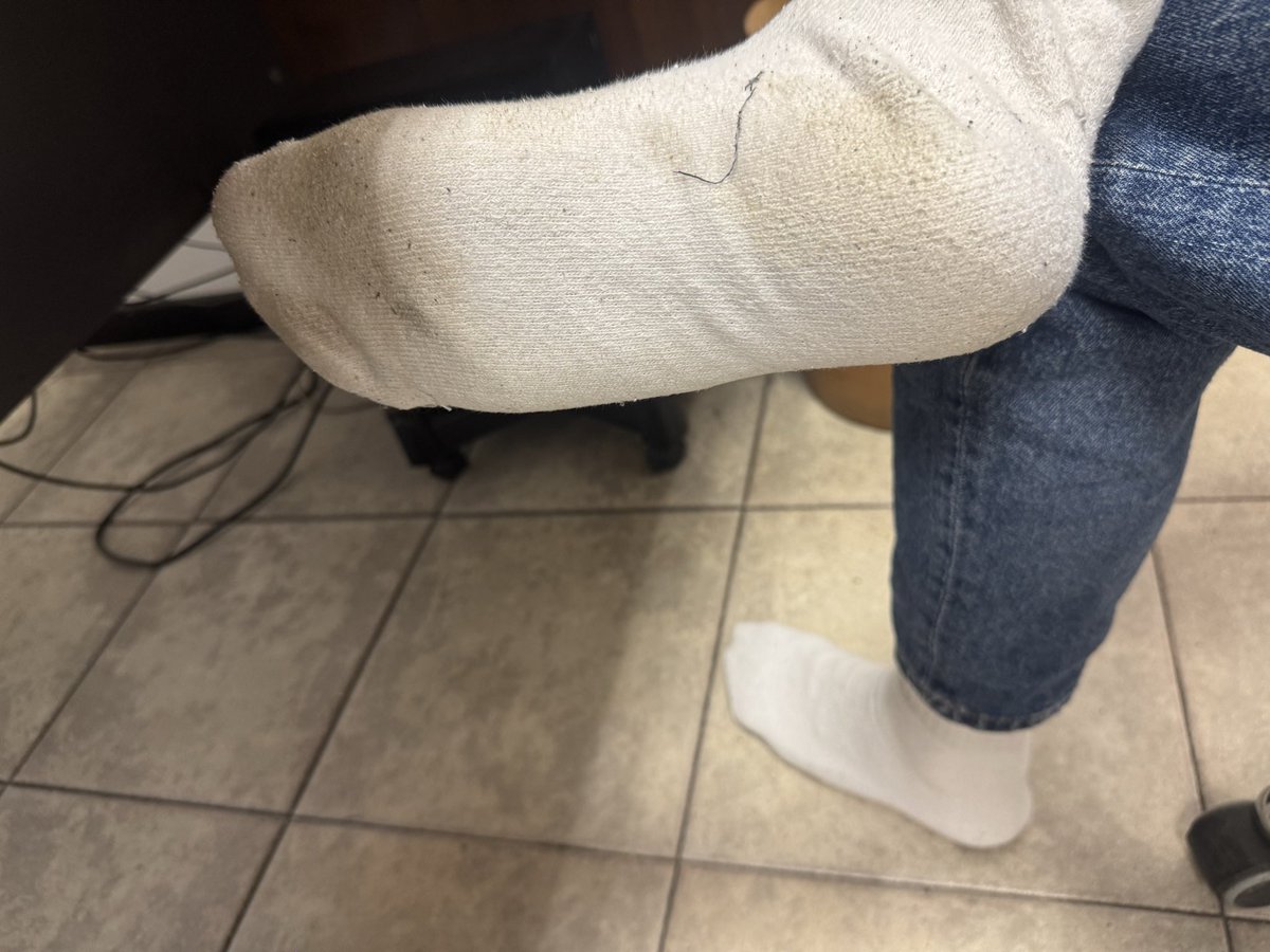 masterfindo's tweet photo. Facciamo così: 
Io continuo a mandare le mail, tu vieni ti inginocchi e sniffi. 
Ci stai? 
🏧 https://t.co/iL0gqcBAym