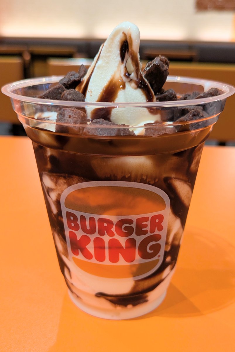 ama2_50's tweet photo. バーガーキング🍔👑✨にて
チョコレート&amp;ブラウニーサンデー🍦
頂きましたー🤎🤎❄️
美味しくてペロリといけました😋 https://t.co/HlGZG0ZyCx