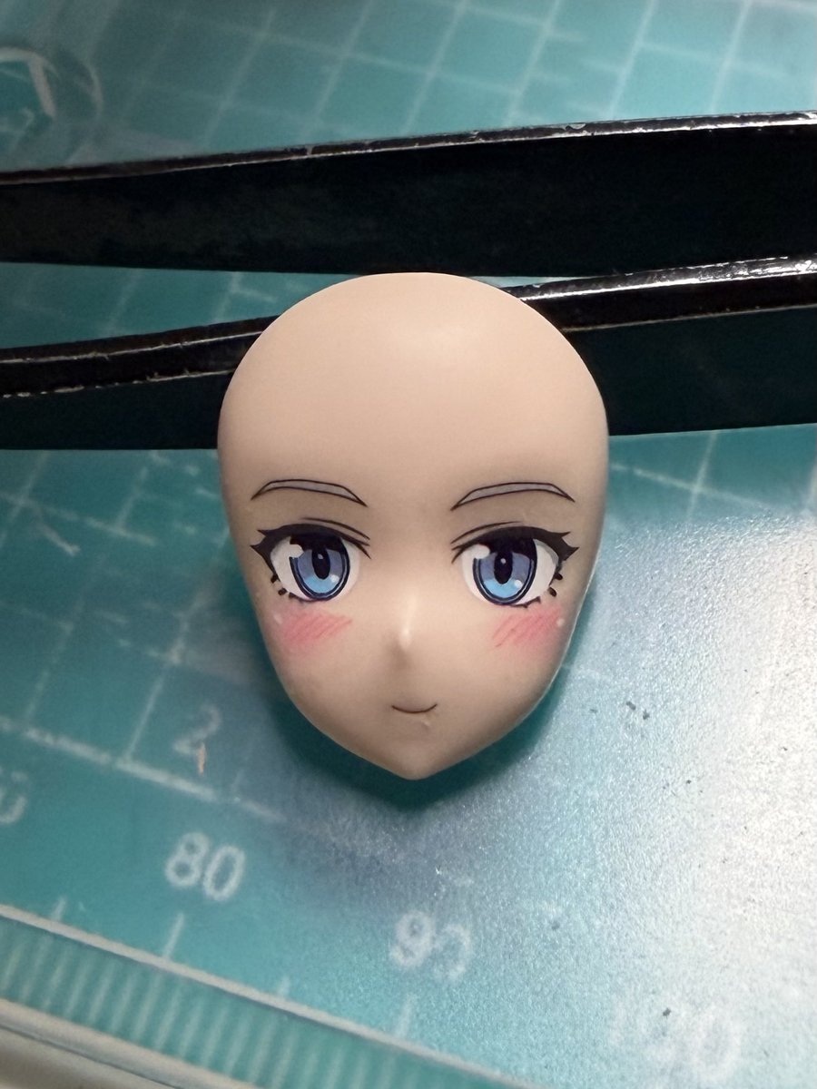 QaoVq's tweet photo. #30MS 

アイデカール貼って作ったフェイスに更にデカール張足しでメイクアップ。

フェイスパーツのみなら良い感じなのにヘアーパーツにセットすると急にもっさりするのは何故なのか？ https://t.co/l5jaOC29nN