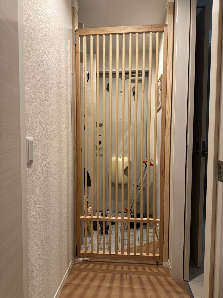 cherry_wo's tweet photo. 猫の脱走防止柵と部屋の出入り口ができた！後者はもう１つ作らないといけないんだけど https://t.co/Zqij04mamB