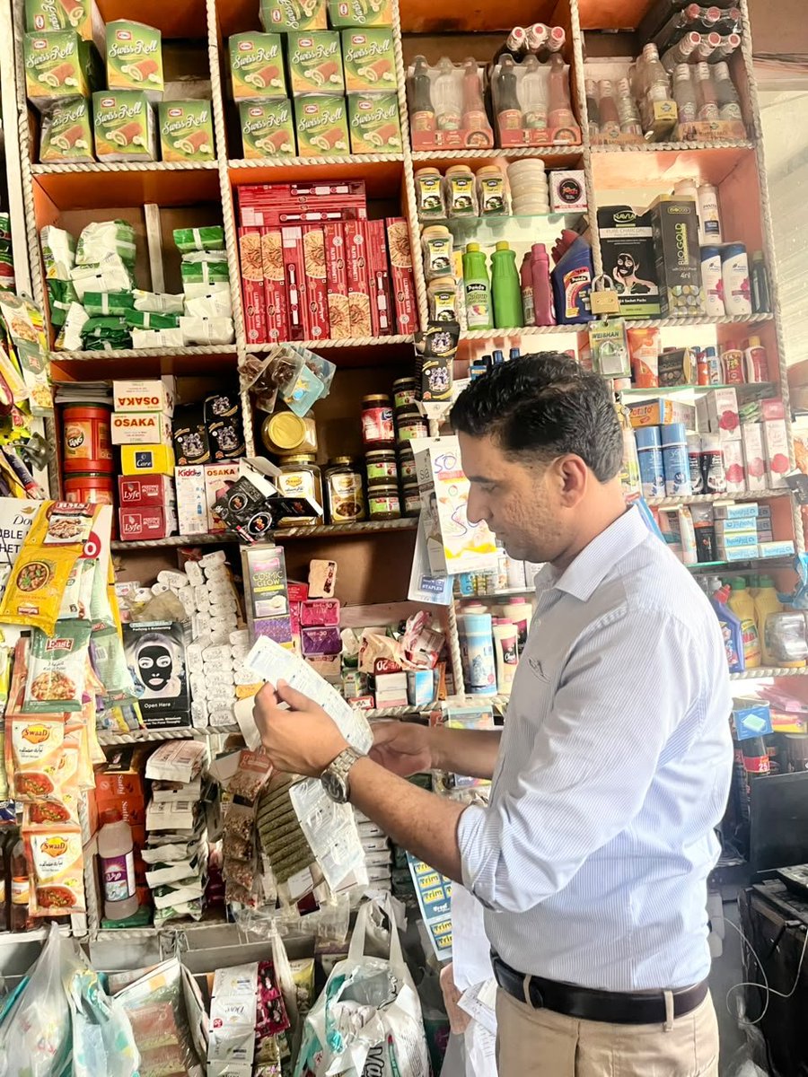 dc_battagram's tweet photo. ایڈیشنل اسسٹنٹ کمشنر حارث الدین نے کوزہ بانڈہ بازار کا معائنہ کیا۔ معائنے کے دوران صفائی ستھرائی، حفظانِ صحت اور اشیائے خوردونوش کے معیار کا جائزہ لیا گیا۔ ایکسپائرڈ اور ممنوعہ اشیاء برآمد کرکے ضبط کر لی گئیں، جبکہ قانون کی خلاف ورزی پر بھاری جرمانے عائد کیے گئے۔ https://t.co/8zSmXBD3L5