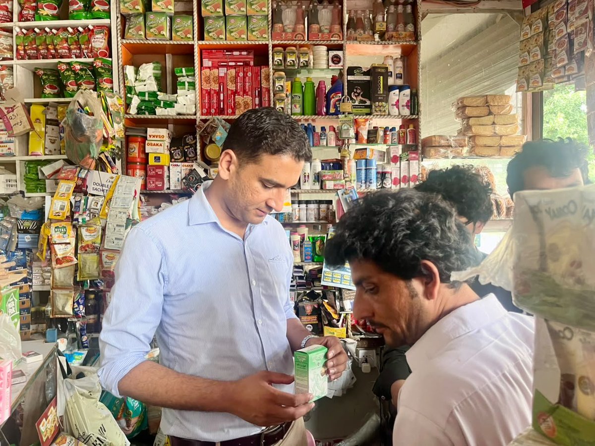 dc_battagram's tweet photo. ایڈیشنل اسسٹنٹ کمشنر حارث الدین نے کوزہ بانڈہ بازار کا معائنہ کیا۔ معائنے کے دوران صفائی ستھرائی، حفظانِ صحت اور اشیائے خوردونوش کے معیار کا جائزہ لیا گیا۔ ایکسپائرڈ اور ممنوعہ اشیاء برآمد کرکے ضبط کر لی گئیں، جبکہ قانون کی خلاف ورزی پر بھاری جرمانے عائد کیے گئے۔ https://t.co/8zSmXBD3L5