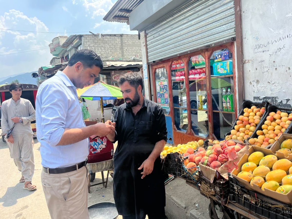 dc_battagram's tweet photo. ایڈیشنل اسسٹنٹ کمشنر حارث الدین نے کوزہ بانڈہ بازار کا معائنہ کیا۔ معائنے کے دوران صفائی ستھرائی، حفظانِ صحت اور اشیائے خوردونوش کے معیار کا جائزہ لیا گیا۔ ایکسپائرڈ اور ممنوعہ اشیاء برآمد کرکے ضبط کر لی گئیں، جبکہ قانون کی خلاف ورزی پر بھاری جرمانے عائد کیے گئے۔ https://t.co/8zSmXBD3L5