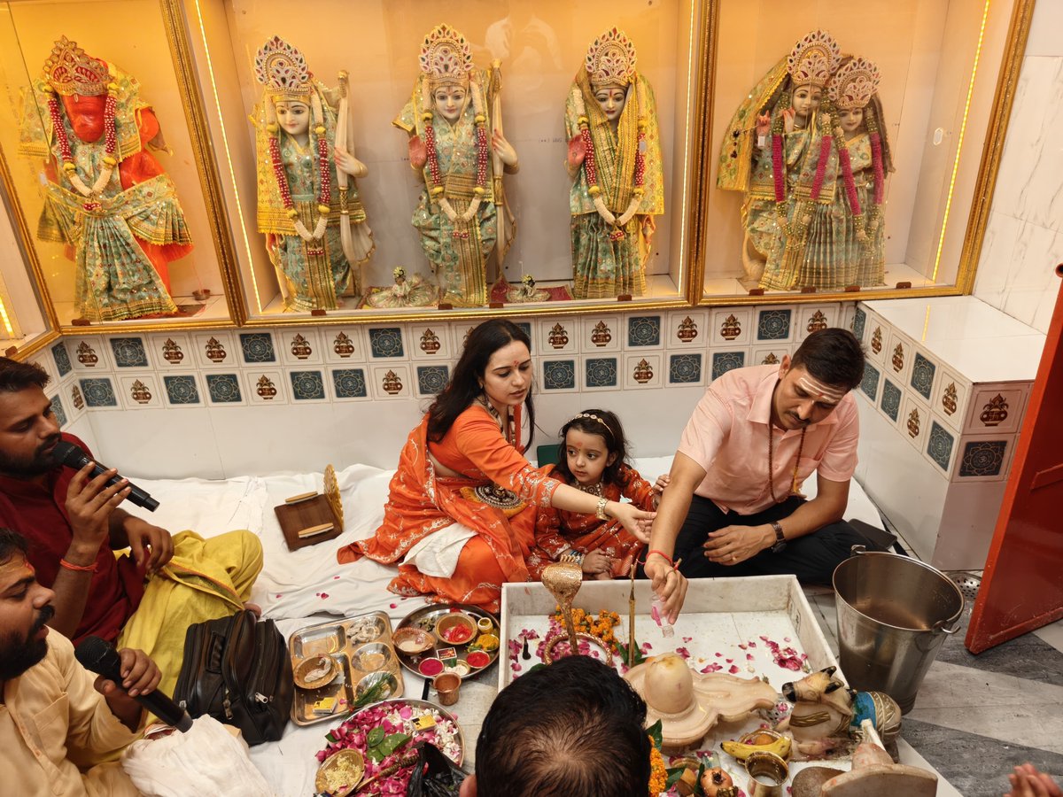 Pushpendra9219's tweet photo. 🙏 श्रावण मास के पावन अवसर पर पूजा-अर्चना 🕉️
पुलिस अधीक्षक कौशाम्बी  सत्यनारायण ने पुलिस लाइन परिसर स्थित जीर्णोद्धारित एवं सौंदर्यीकृत राधा-कृष्ण/शिव मंदिर में विधि-विधानपूर्वक पूजा-अर्चना एवं जलाभिषेक किया।

 @kaushambipolice @CMOfficeUP https://t.co/2SYBZ5Eg73