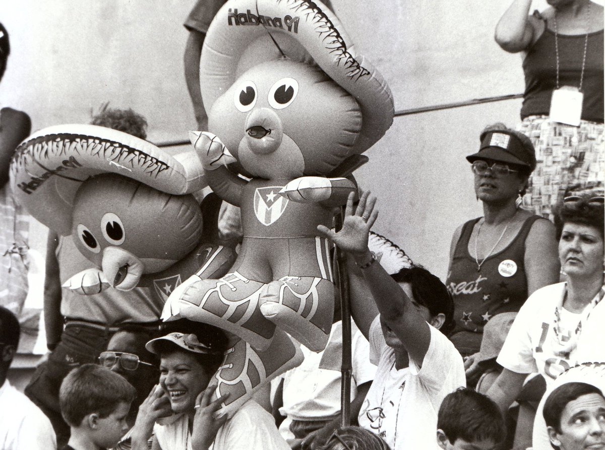 CubaOrtografia's tweet photo. En 1991, cuando se celebraron los Juegos Panamericanos en Cuba, fueron a mi instituto a buscar personal preparado para traducir e interpretar. 

¿Cómo se hizo la selección? Nada que ver con el inglés. Daba igual si tenías calificaciones altas o eras de los mejores. Se llevaron a los «comecandela», a los de la UJC, a los que siempre estaban chivateando a los demás, a los que no faltaban a las reuniones.

Así se llevaron a uno que, en las ceremonias de premiación, en lugar de «awards ceremony», dijo «primieichon». Las anécdotas de entonces son épicas.

La Unión Soviética se había desintegrado y Fidel Castro, sabiendo lo que venía, quiso hacerse el magnánimo con unos juegos innecesarios. Dos años más tarde, en 1993, comenzaría el capítulo interminable, en bucle, del llamado Período Especial. La gente estaba con tanta hambre que se tienen que haber comido hasta las mascotas de los juegos. Los estadios y las piscinas dejaron de usarse y mantenerse. Todo se rompió, todo se destruyó. Otra mentira vendida al mundo de supremacía deportiva cuando la realidad era que en el país no había ni leche, ni pan, ni carne, ni pescado. Más de 24 horas de apagón, la aparición de inventos culinarios, las estafas, los productos en mal estado, las bicicletas chinas para suplir la falta de transporte, el cubano hecho un esqueleto rumbero, más de 50 mil de ellos perdieron la visión por la neuritis óptica, otro éxodo masivo en 1994.

¡Yo me cago en tu revolución!