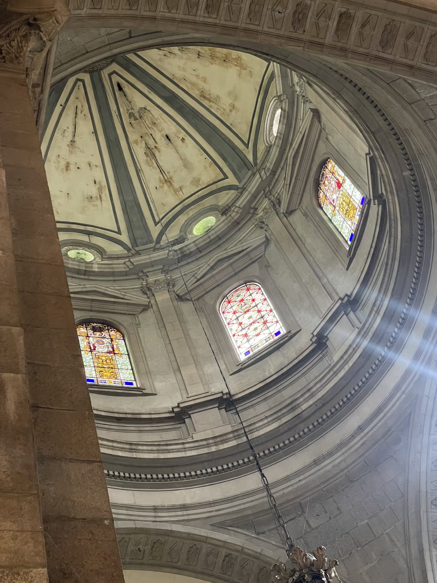 carlosdmesag's tweet photo. Ayer visité la catedral de La Paz, uno de los edificios más bellos e imponentes del país. Preocupa su estado de conservación. Para ejemplo la gran humedad en la cubierta de su hermosa cúpula. https://t.co/nPNFAcT9CW