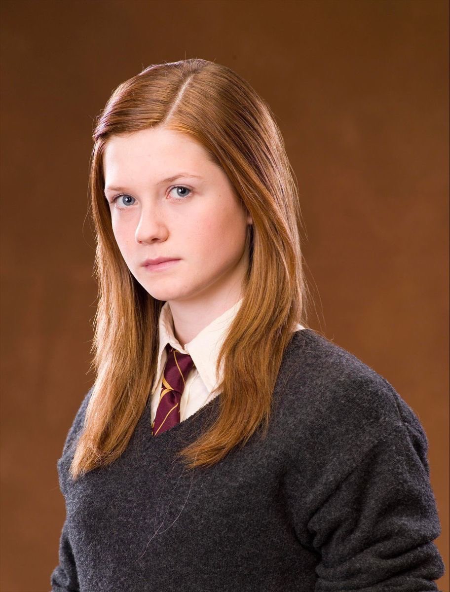 acervowood's tweet photo. Hoje é dia de celebrar uma das bruxas mais incríveis do mundo mágico! 🧡

Feliz aniversário, Ginny Weasley! Corajosa, leal, determinada e dona de uma personalidade marcante, ela conquistou seu lugar na história de Harry Potter e no coração dos fãs. Além de ser uma talentosa jogadora de Quadribol, brilhando como Artilheira da Grifinória e mostrando que nasceu para voar, Ginny se tornou uma das personagens mais marcantes da saga.