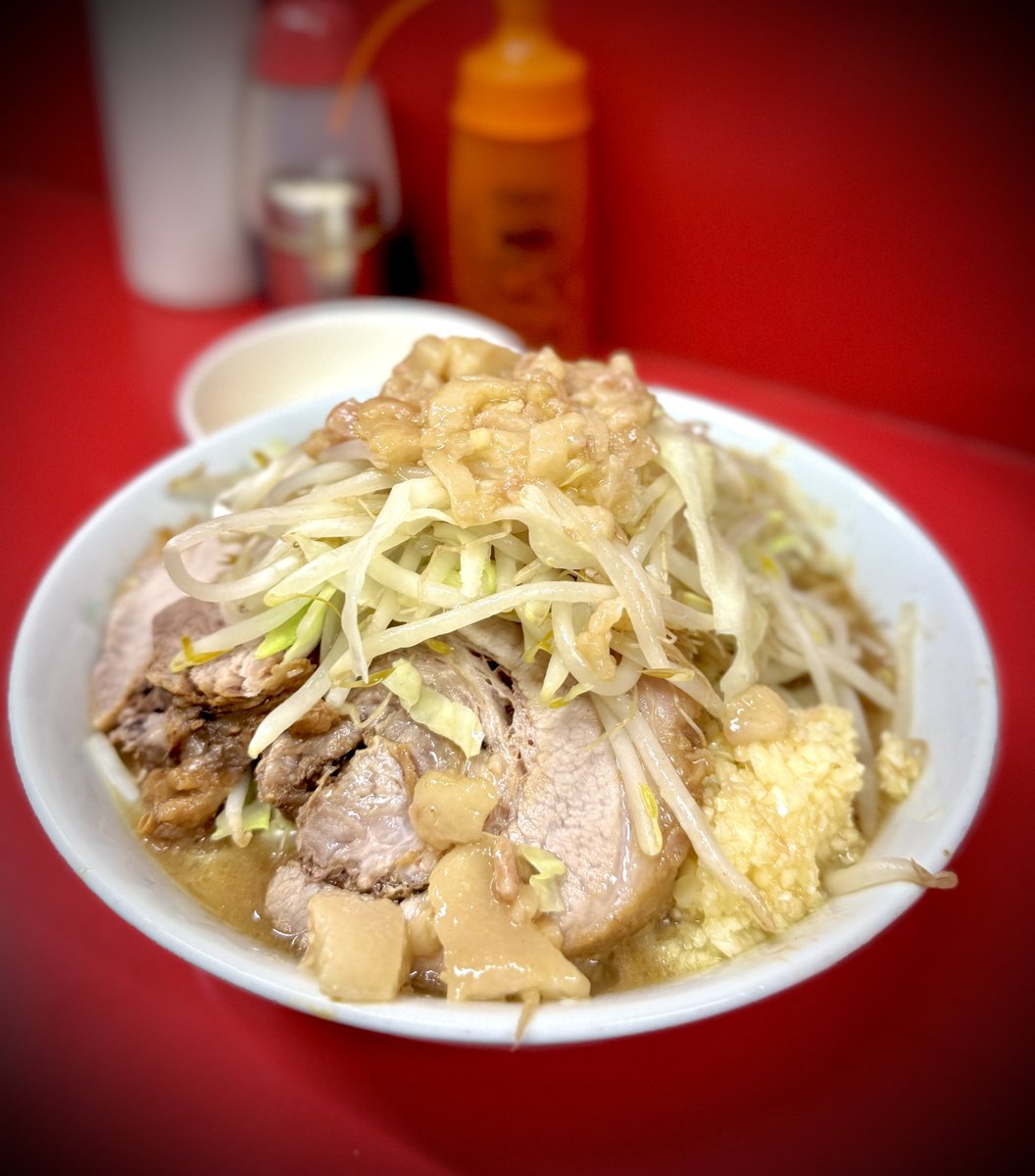 jirock_082605's tweet photo. ラーメン二郎  一橋学園店

小ラーメン（麺半）NA

㊗️4周年おめでとうございます🎊
お久しぶりの一橋ですがなんとかラスロギリギリに間に合い濃厚な一杯いただきました🤤
シャキシャキ野菜にトロりとしたスープとアブラが最高😍（語彙力
愚直で実直な一杯✨
めちゃくちゃ美味しかったです！ https://t.co/1v93MAqwTQ