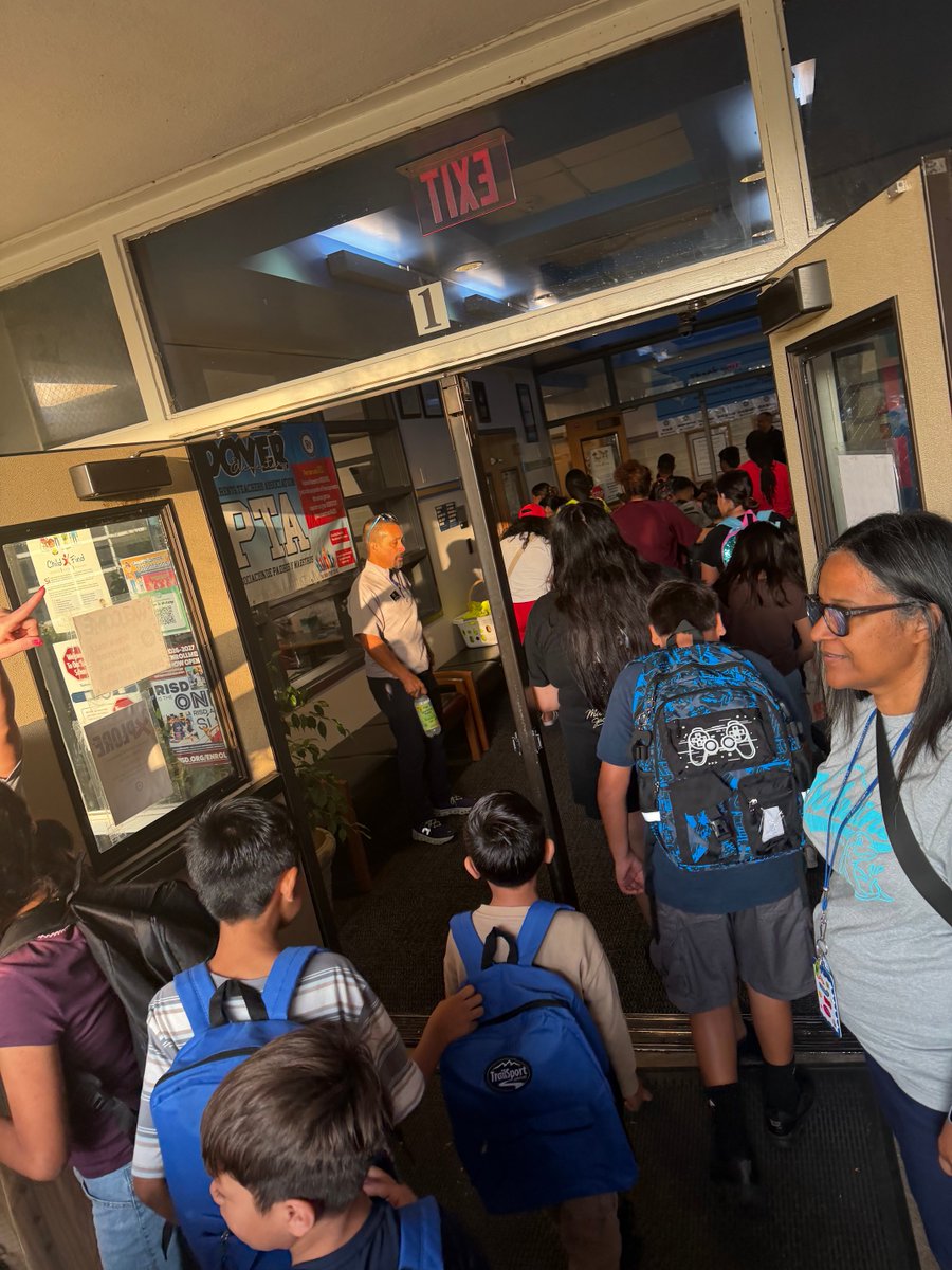 kristinleeper9's tweet photo. Legendary morning &amp; 1st day back! Welcome Dolphins! Wishing you an amazing school year! https://t.co/DWCBXja6WP