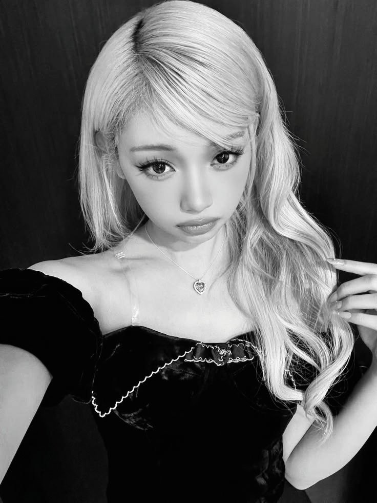 CreatorYuha2's tweet photo. OKAAAY CALM DOWWWWNNNNN, sekarang coba tebak warna liontin si baddie gigi ini? :3 sampai jam 20.22 yaa! https://t.co/tmYnhshsGD
