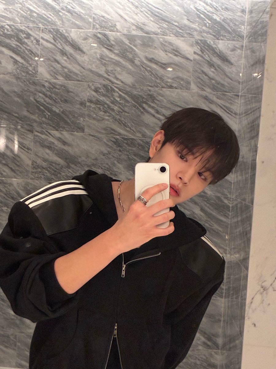 mongdoll_0's tweet photo. ㅅㅁ 거울셀카 찍을 때 고개 자주 꺾는데
이러면 백퍼센트 확률로 좆됐다는 뜻임
모든 여자들이 숭민앓이로 죽어나감 https://t.co/dcow0EdItr