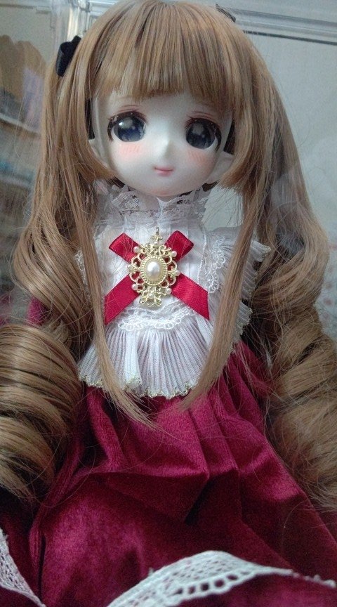 mobibro's tweet photo. @dreamdolls2023 ウィッグミストスプレーを購入し毛先から順に中指に巻き付けながらブラシを通すと酷いホツレが無くなり鬣ロールが無事復活しました♪　実はBJDドールなのですがねぇ～（笑） https://t.co/aKxzW2P9CD