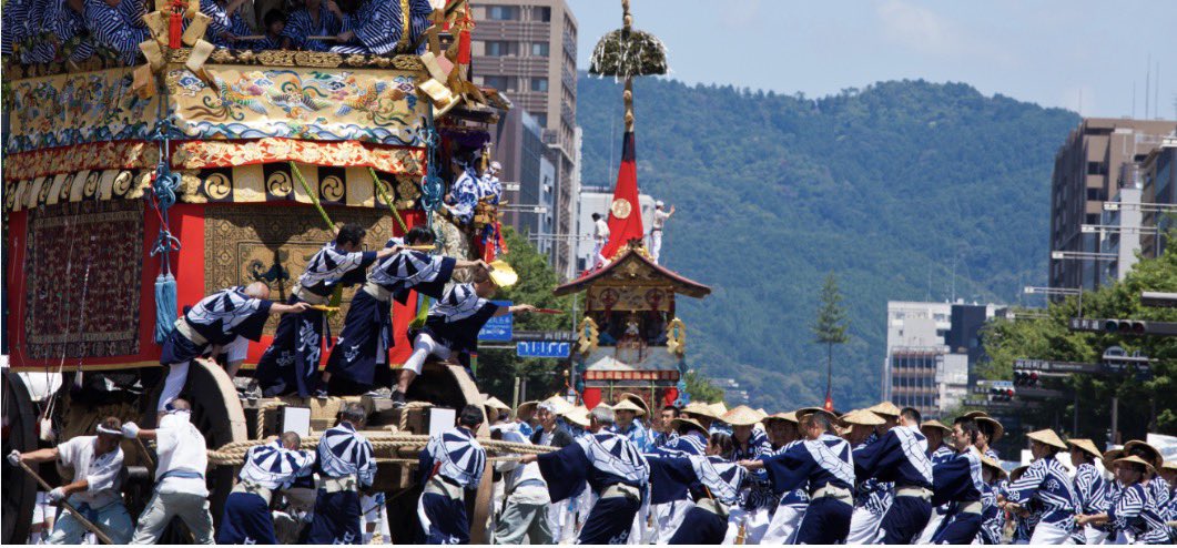 tourouken555's tweet photo. 京都の祇園祭に
外国人からうるさいという
苦情が入ったらしい。

千年以上続いてきた伝統に
最近来た人が文句を言うのは

「おかしいだろ！」って思う人✋ https://t.co/xthYBLdmQo