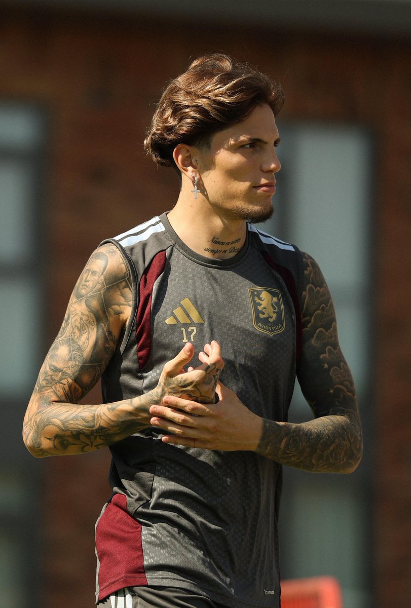 17Garna_'s tweet photo. Lookin so hot in the sun 🇦🇷☀️ https://t.co/kjvVrcavGn