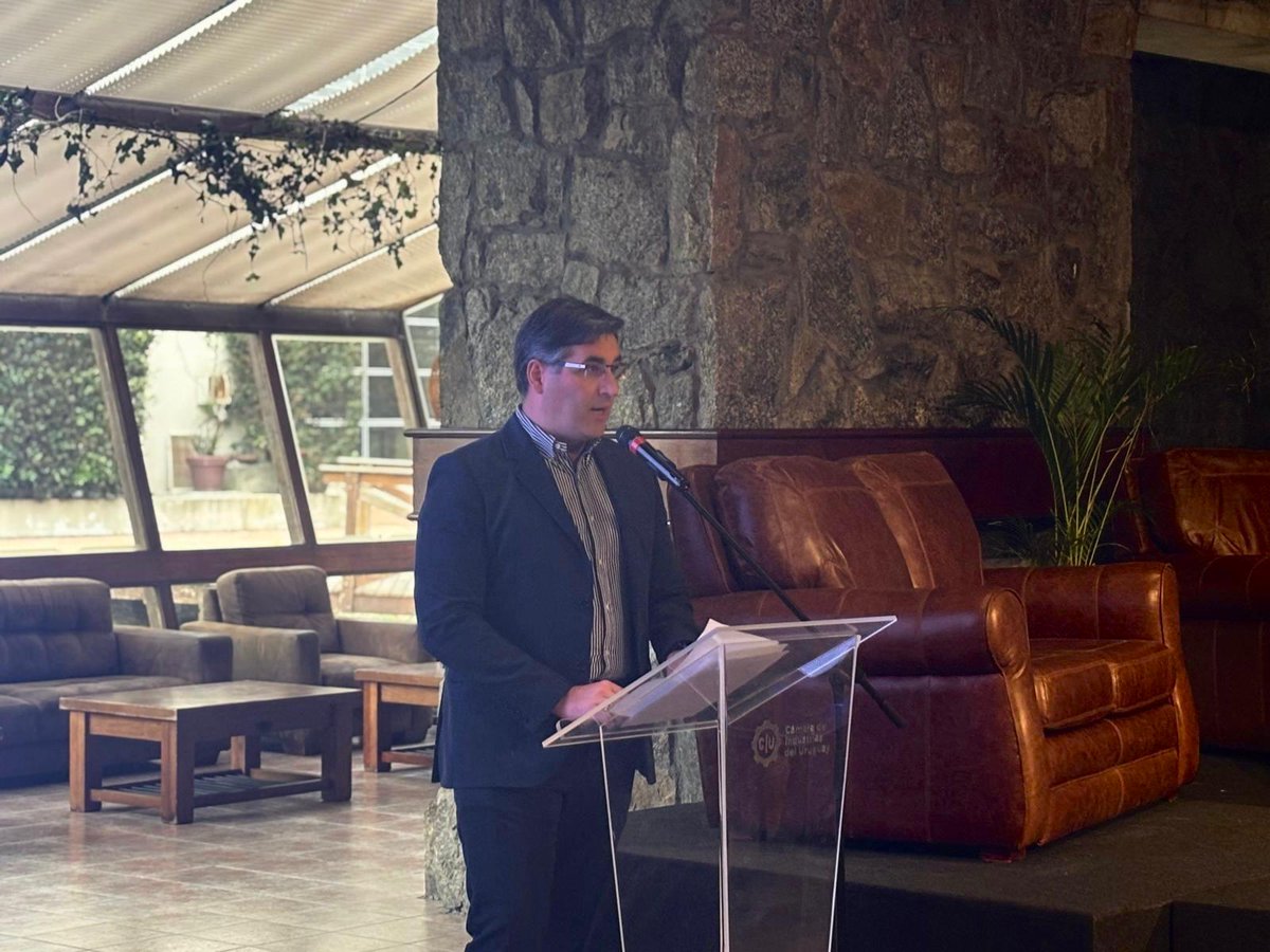 camindus's tweet photo. ➡️ En sus palabras de apertura, nuestro vicepresidente de Micro y Pequeñas Empresas, Diego Pereira, señaló que la 𝐂𝐨𝐦𝐮𝐧𝐢𝐝𝐚𝐝 𝐈𝐧𝐝𝐮𝐬𝐭𝐫𝐢𝐚𝐥 𝐌𝐲𝐩𝐞𝐬 se conformó hace un año desde #CIU y lo que confirma el trabajo con las mypes es que “𝑐𝑢𝑎𝑛𝑑𝑜 𝑛𝑜𝑠 𝑐𝑜𝑛𝑒𝑐𝑡𝑎𝑚𝑜𝑠 𝑔𝑒𝑛𝑒𝑟𝑎𝑚𝑜𝑠 𝑜𝑝𝑜𝑟𝑡𝑢𝑛𝑖𝑑𝑎𝑑𝑒𝑠 𝑞𝑢𝑒 𝑖𝑛𝑑𝑖𝑣𝑖𝑑𝑢𝑎𝑙𝑚𝑒𝑛𝑡𝑒 𝑠𝑜𝑛 𝑑𝑖𝑓𝑖́𝑐𝑖𝑙𝑒𝑠 𝑑𝑒 𝑐𝑜𝑛𝑐𝑟𝑒𝑡𝑎𝑟”.

🗣️Por su parte, Marianela Delor, directora Nacional de la Propiedad Industrial y Registro de Software (#DNPI) del @MIEM_Uruguay, destacó el encuentro al que “𝑣𝑒𝑛𝑖𝑚𝑜𝑠 𝑎 𝑒𝑠𝑐𝑢𝑐ℎ𝑎𝑟 𝑒 𝑖𝑛𝑡𝑒𝑟𝑎𝑐𝑡𝑢𝑎𝑟”, acercando los instrumentos que refieren a marcas y patentes.

🗣️En tanto, Ximena Cidrás, directora Nacional de Artesanías, Pequeñas y Medianas Empresas (#DINAPYME) del #MIEM, comentó que “𝑒𝑠𝑡𝑎 𝑚𝑎𝑛̃𝑎𝑛𝑎 𝑒𝑛 𝐶𝐼𝑈 𝑒𝑠 𝑝𝑎𝑟𝑡𝑒 𝑑𝑒𝑙 𝑟𝑒𝑐𝑜𝑟𝑟𝑖𝑑𝑜 𝑞𝑢𝑒 𝑒𝑠𝑡𝑎𝑚𝑜𝑠 𝑟𝑒𝑎𝑙𝑖𝑧𝑎𝑛𝑑𝑜 𝑝𝑜𝑟 𝑛𝑢𝑒𝑣𝑒 𝑑𝑒𝑝𝑎𝑟𝑡𝑎𝑚𝑒𝑛𝑡𝑜𝑠 𝑑𝑢𝑟𝑎𝑛𝑡𝑒 𝑎𝑔𝑜𝑠𝑡𝑜, 𝑒𝑛 𝑒𝑙 𝑚𝑎𝑟𝑐𝑜 𝑑𝑒𝑙 𝑀𝑒𝑠 𝑑𝑒 𝑙𝑎𝑠 𝑀𝑖𝑝𝑦𝑚𝑒𝑠”. Agregó que “𝑛𝑜𝑠 𝑝𝑎𝑟𝑒𝑐𝑒 𝑠𝑖𝑔𝑛𝑖𝑓𝑖𝑐𝑎𝑡𝑖𝑣𝑜 𝑒𝑠𝑡𝑎𝑟 𝑒𝑛 𝑐𝑜𝑛𝑡𝑎𝑐𝑡𝑜 𝑐𝑜𝑛 𝑒𝑙𝑙𝑎𝑠  𝑦 𝑙𝑙𝑒𝑔𝑎𝑟 𝑎 𝑙𝑜𝑠 𝑑𝑖𝑓𝑒𝑟𝑒𝑛𝑡𝑒𝑠 𝑟𝑖𝑛𝑐𝑜𝑛𝑒𝑠 𝑑𝑒𝑙 𝑝𝑎𝑖́𝑠”.