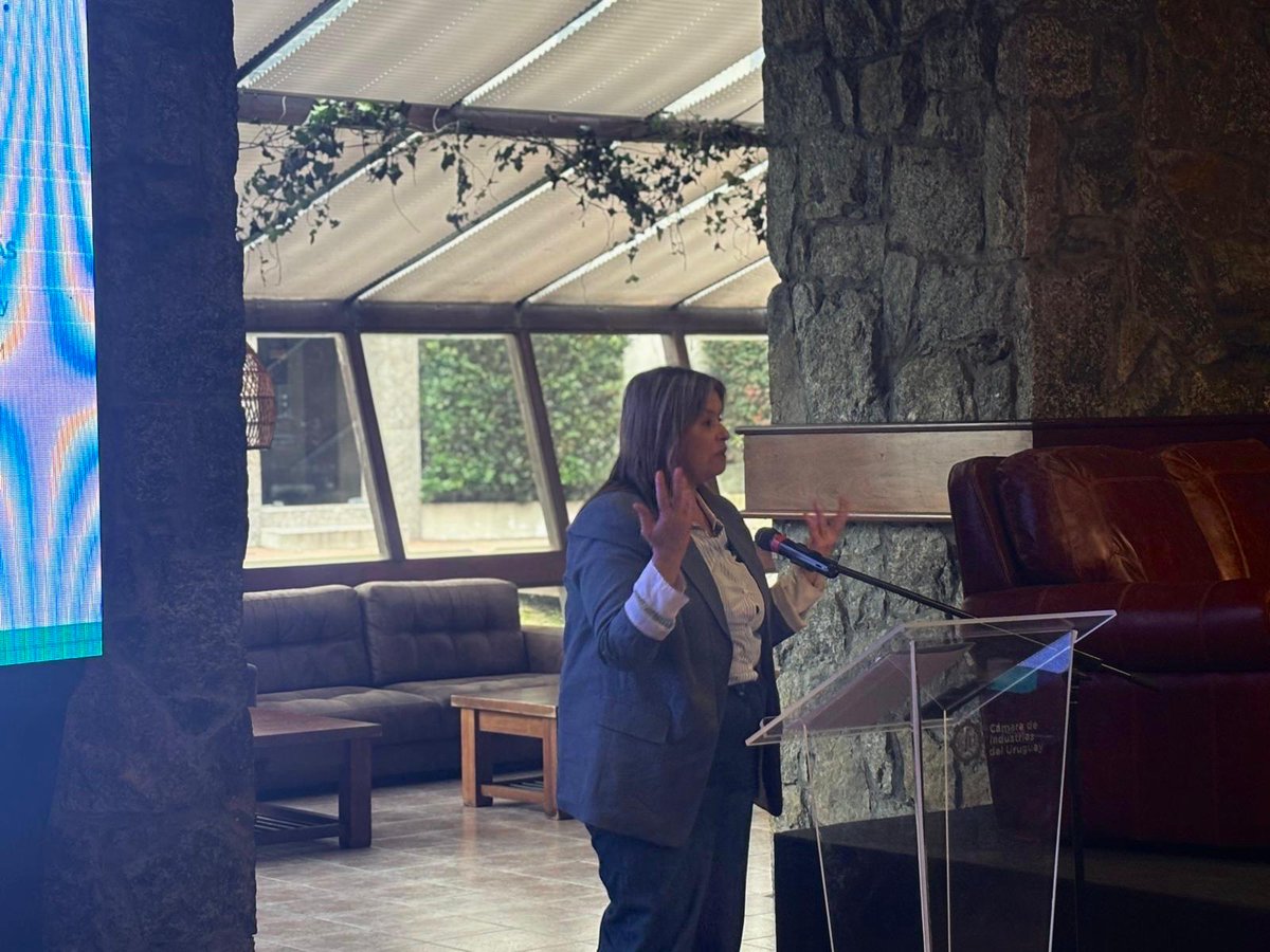 camindus's tweet photo. ➡️ En sus palabras de apertura, nuestro vicepresidente de Micro y Pequeñas Empresas, Diego Pereira, señaló que la 𝐂𝐨𝐦𝐮𝐧𝐢𝐝𝐚𝐝 𝐈𝐧𝐝𝐮𝐬𝐭𝐫𝐢𝐚𝐥 𝐌𝐲𝐩𝐞𝐬 se conformó hace un año desde #CIU y lo que confirma el trabajo con las mypes es que “𝑐𝑢𝑎𝑛𝑑𝑜 𝑛𝑜𝑠 𝑐𝑜𝑛𝑒𝑐𝑡𝑎𝑚𝑜𝑠 𝑔𝑒𝑛𝑒𝑟𝑎𝑚𝑜𝑠 𝑜𝑝𝑜𝑟𝑡𝑢𝑛𝑖𝑑𝑎𝑑𝑒𝑠 𝑞𝑢𝑒 𝑖𝑛𝑑𝑖𝑣𝑖𝑑𝑢𝑎𝑙𝑚𝑒𝑛𝑡𝑒 𝑠𝑜𝑛 𝑑𝑖𝑓𝑖́𝑐𝑖𝑙𝑒𝑠 𝑑𝑒 𝑐𝑜𝑛𝑐𝑟𝑒𝑡𝑎𝑟”.

🗣️Por su parte, Marianela Delor, directora Nacional de la Propiedad Industrial y Registro de Software (#DNPI) del @MIEM_Uruguay, destacó el encuentro al que “𝑣𝑒𝑛𝑖𝑚𝑜𝑠 𝑎 𝑒𝑠𝑐𝑢𝑐ℎ𝑎𝑟 𝑒 𝑖𝑛𝑡𝑒𝑟𝑎𝑐𝑡𝑢𝑎𝑟”, acercando los instrumentos que refieren a marcas y patentes.

🗣️En tanto, Ximena Cidrás, directora Nacional de Artesanías, Pequeñas y Medianas Empresas (#DINAPYME) del #MIEM, comentó que “𝑒𝑠𝑡𝑎 𝑚𝑎𝑛̃𝑎𝑛𝑎 𝑒𝑛 𝐶𝐼𝑈 𝑒𝑠 𝑝𝑎𝑟𝑡𝑒 𝑑𝑒𝑙 𝑟𝑒𝑐𝑜𝑟𝑟𝑖𝑑𝑜 𝑞𝑢𝑒 𝑒𝑠𝑡𝑎𝑚𝑜𝑠 𝑟𝑒𝑎𝑙𝑖𝑧𝑎𝑛𝑑𝑜 𝑝𝑜𝑟 𝑛𝑢𝑒𝑣𝑒 𝑑𝑒𝑝𝑎𝑟𝑡𝑎𝑚𝑒𝑛𝑡𝑜𝑠 𝑑𝑢𝑟𝑎𝑛𝑡𝑒 𝑎𝑔𝑜𝑠𝑡𝑜, 𝑒𝑛 𝑒𝑙 𝑚𝑎𝑟𝑐𝑜 𝑑𝑒𝑙 𝑀𝑒𝑠 𝑑𝑒 𝑙𝑎𝑠 𝑀𝑖𝑝𝑦𝑚𝑒𝑠”. Agregó que “𝑛𝑜𝑠 𝑝𝑎𝑟𝑒𝑐𝑒 𝑠𝑖𝑔𝑛𝑖𝑓𝑖𝑐𝑎𝑡𝑖𝑣𝑜 𝑒𝑠𝑡𝑎𝑟 𝑒𝑛 𝑐𝑜𝑛𝑡𝑎𝑐𝑡𝑜 𝑐𝑜𝑛 𝑒𝑙𝑙𝑎𝑠  𝑦 𝑙𝑙𝑒𝑔𝑎𝑟 𝑎 𝑙𝑜𝑠 𝑑𝑖𝑓𝑒𝑟𝑒𝑛𝑡𝑒𝑠 𝑟𝑖𝑛𝑐𝑜𝑛𝑒𝑠 𝑑𝑒𝑙 𝑝𝑎𝑖́𝑠”.