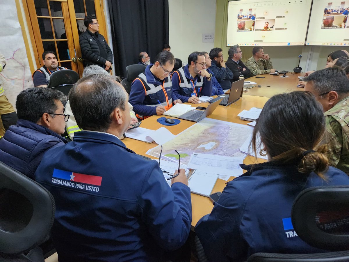 SenapredAntofa's tweet photo. En el contexto de la Alerta Meteorológica en la región, #SenapredAntofa desplegó equipo a la Prov. del #Loa para asesorar a autoridades y articular el #Sinapred en las etapas de preparación y respuesta. Además, se realizó #COGRID estableciendo coordinaciones ante el evento. https://t.co/m1TGS1SZVq